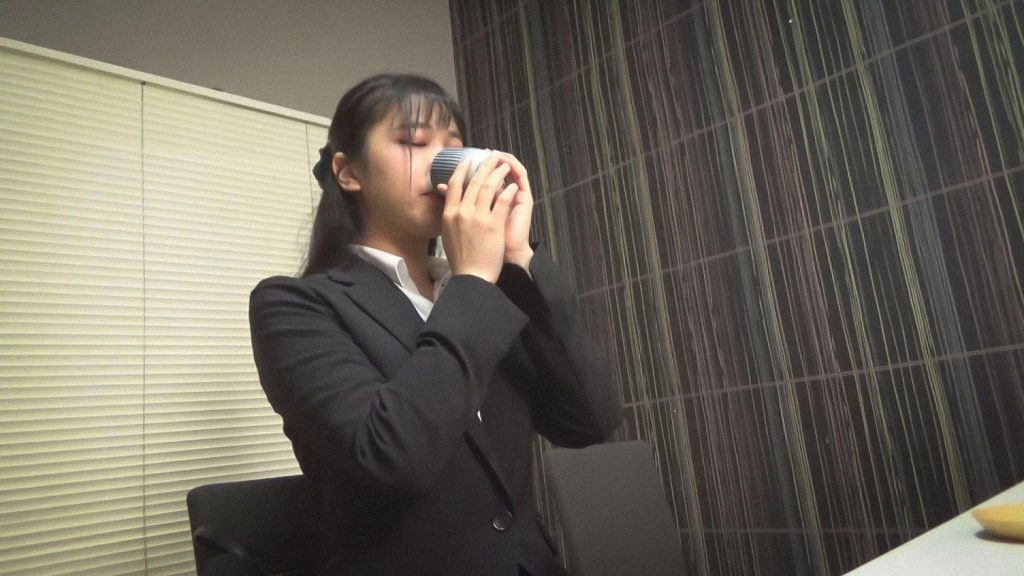 面接に来た就活中の女子大生に睡眠薬入りのお茶を飲ませて昏睡状態になった無防備な身体に鬼中出し！