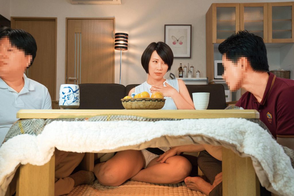 コタツ特化アングル近親相姦! コタツの中!お義母さんのマ〇コを弄りまくりビチャビチャに興奮させて愛液糸引き!NTR近親相姦SEXで何度でもイキまくってしまった4時間