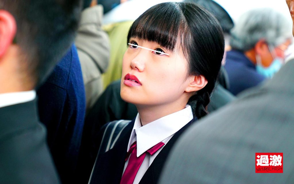痴漢師に電車の隅でこっそりイラマされ顔面えずき汁まみれで泣き寝入りする女子○生
