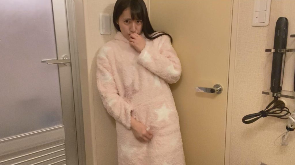 接吻露出　学校では優等生を演じてるベロちゅう好きな本物ビッチ。所構わず自撮りでわいせつ発情デート