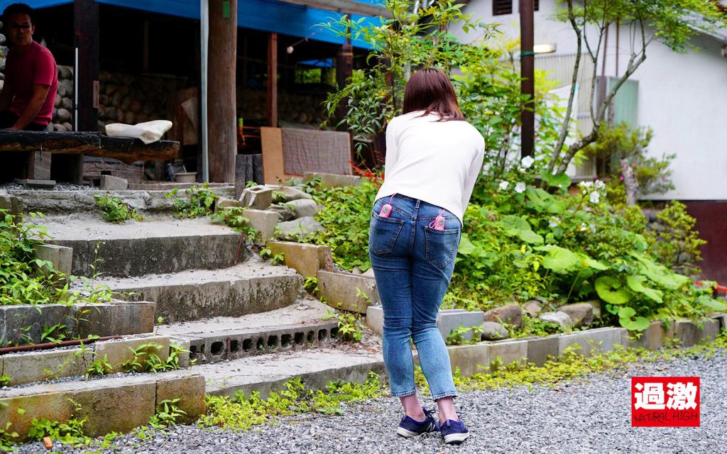 キャンプ場で痴漢師にローターを挿れられぴたぴたデニムを濡らして失禁イキする美尻女