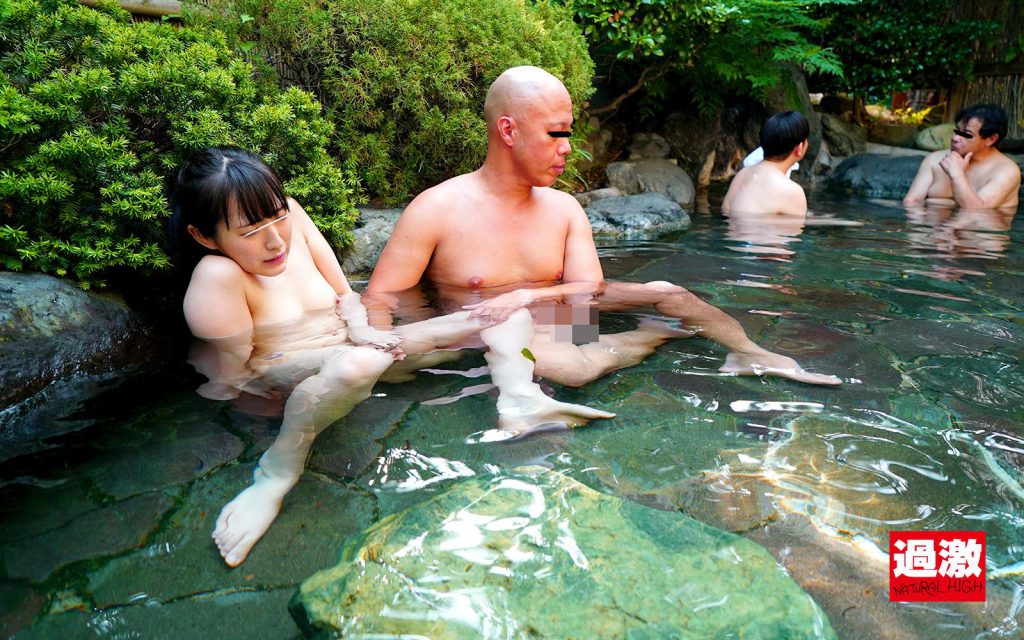 混浴温泉で乳首をしつこく刺激する乳吸い責めに欲情した女は湯しぶきが立つハードピストンの快感で中出しを拒めない4