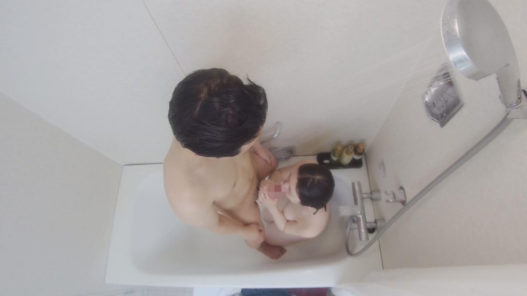 慰安旅行でウブ社員を誘うスキモノ人妻がシャワーで濡れ濡れセックス!